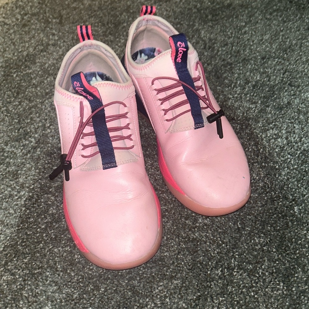 Clove athletic shoe